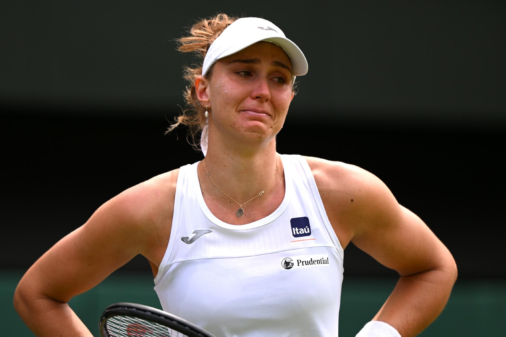 Bia Haddad é eliminada nas quartas do US Open após problemas físicos. Derrota para Muchová marca fim de campanha histórica