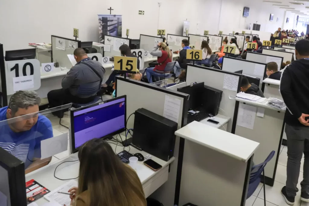 Economia - As jornadas de trabalho nas maiores economias do mundo variam de acordo com cultura e leis locais, afetando produtividade e bem-estar.